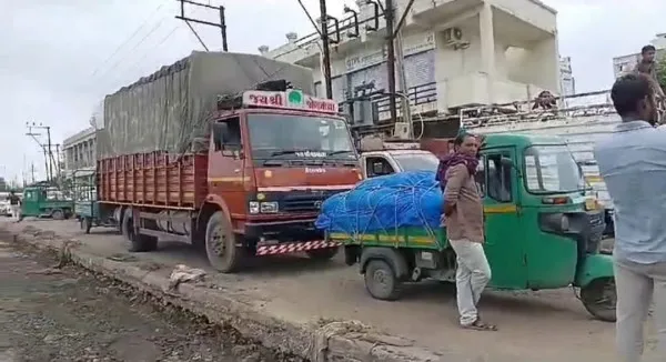 મોરબીના પંચાસર રોડના અણઘડ કામથી રહીશો વિફર્યા, ચક્કાજામ
