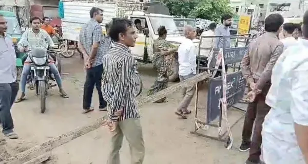 મોરબીના પંચાસર રોડના અણઘડ કામથી રહીશો વિફર્યા, ચક્કાજામ

