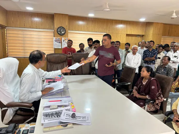 મોરબીની પ્રકૃતિ સોસાયટીમાં ઉભરાતી ગટર, અધુરા રાખી દીધેલા રોડ મામલે કલેકટરને ઘેરાવ