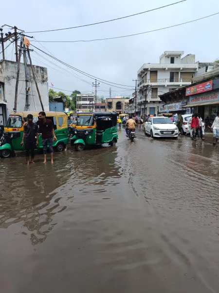 મોરબીમાં સામાન્ય વરસાદમાં પણ રોડની સાથે તંત્રની આબરૂનું ધોવાણ