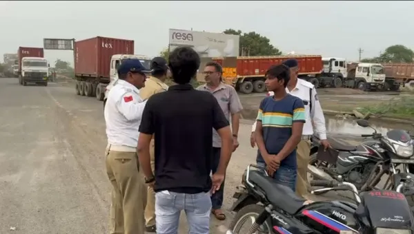 મોરબી હાઇવે ઉપર ટુ વહીલર ચાલકોને ફરજિયાત હેલ્મેટનો પહેરવાનો અમલ કરાવતા પીઆઇ છાસિયા