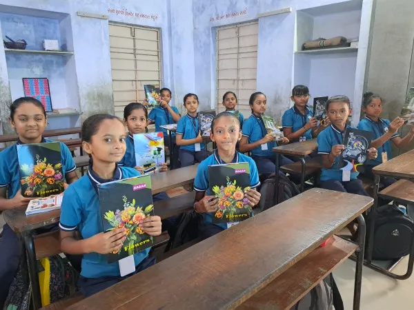 મોરબીની આયુસીએ માધાપરવાડી શાળાના 800 વિદ્યાર્થીઓને ફુલસ્કેપ આપી જન્મદિવસ ઉજવ્યો