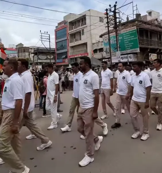 હોનારતના સમયે 21 સાયરન વગાડી પ્રથમ સાયરને મૌન રેલી પ્રસ્થાન થઈ
