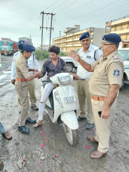 એક બંધન એસા ભી : મોરબીમાં પોલીસે હેલ્મેટ ન પહેરનાર વાહન ચાલકોની સલામતી માટે બાંધ્યું રક્ષા સૂત્ર
