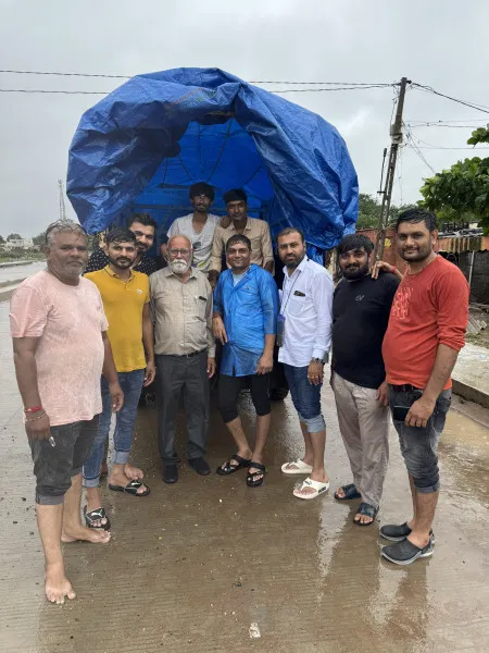 મોરબીમાં સેવાભાવીઓએ અસરગ્રસ્તોને ફૂડ પેકેટનું વિતરણ કર્યું