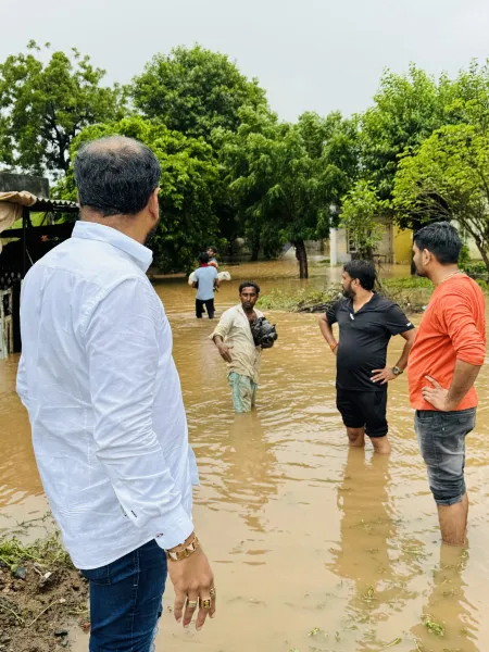 મોરબીમાં સેવાભાવીઓએ અસરગ્રસ્તોને ફૂડ પેકેટનું વિતરણ કર્યું