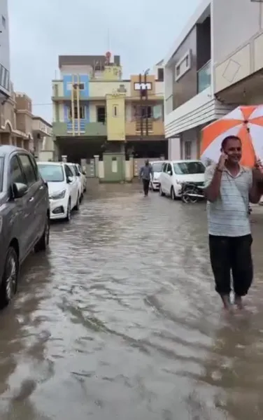 મોરબીમાં ભારે વરસાદથી અનેક વિસ્તારોમાં જળબંબાકાર, હજુ પણ પાણી ભરાયેલા, ઠેરઠેર ખાડા અને ગંદકી
