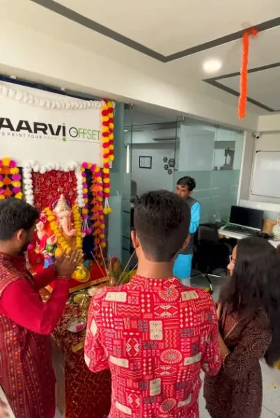 મોરબીના આરવી ઓફસેટ અને વોલ્ફ સ્ટુડિયોના આંગણે ગણેશજીની સ્થાપના
