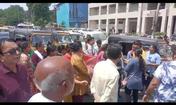 મોરબીમાં ગટર પ્રશ્ને તંત્રની નિભરતા દૂર ન થતા સ્થાનિકોનો ચક્કાજામ

