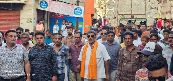 ધારાસભ્ય જીતુભાઈ સોમાણીની આગેવાનીમાં વાંકાનેર માર્કેટ ચોક કા રાજાની વિસર્જન યાત્રા નીકળી 
