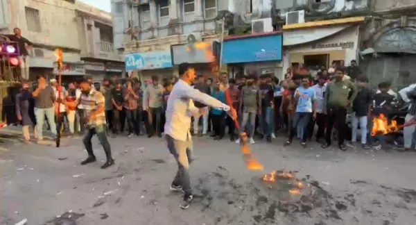 મોરબીની દફ્તરી શેરીમાં ગણેશજીની વિસર્જન યાત્રા દરમિયાન વૈવિધ્યસભર હેરતઅંગેજના પ્રયોગો રજૂ કરાયા