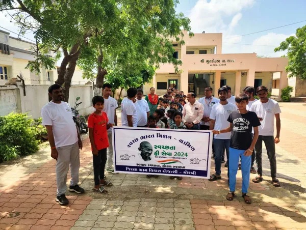 ટંકારાના ભૂતકોટડા ગામે સામુહિક સફાઈ ઝુંબેશ હાથ ધરાઈ