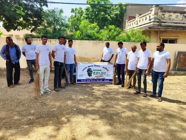 ટંકારાના ભૂતકોટડા ગામે સામુહિક સફાઈ ઝુંબેશ હાથ ધરાઈ