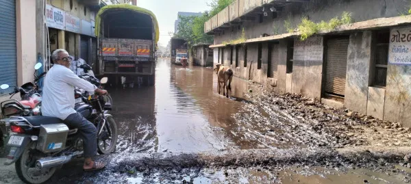 મોરબી લાતીપ્લોટના પ્રશ્નો મામલે તંત્રને ઢંઢોળવા ઢોલ વગાડી આવેદનપત્રોની પોથીયાત્રા કાઢી