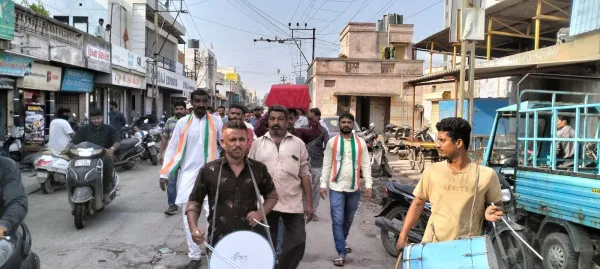 મોરબી લાતીપ્લોટના પ્રશ્નો મામલે તંત્રને ઢંઢોળવા ઢોલ વગાડી આવેદનપત્રોની પોથીયાત્રા કાઢી