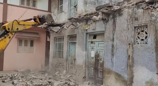 મોરબીમાં બે જર્જરિત મકાનોનું ડીમોલેશન