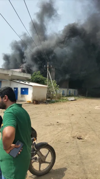 મોરબીના પીપળીયા ચાર રસ્તા નજીક પોલીપેક કારખાનામાં ભીષણ આગ ભડકી ઉઠી

ફાયર બ્રિગ્રેડ સ્ટાફે ઘટનાસ્થળે દોડી જઈને આગને બુઝાવવાના પ્રયાસો હાથ ધર્યા