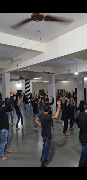 મોરબીમાં નવરાત્રી મહોત્સવ : યુવાનોમાં ડોઢીયા, ફેન્સી, ટીટોડો, ફ્રી સ્ટાઇલ સ્ટેપ્સ હોટ ફેવરિટ 


યુવા હૈયાઓમાં અનેરો થનગનાટ



યુવાનો ત્રણ મહિનાથી ડાડીયા કલાસીસમાં જુના અને નવા ગરબાના સ્ટેપ્સ શીખી રહ્યા છે
