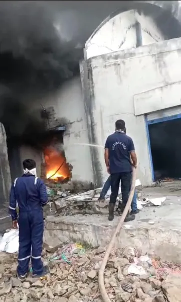 મોરબીમાં ફરી એકવાર ભીષણ આગને બુઝાવવા ત્રણ ત્રણ ફાયર ફાઇટર ટૂંકા પડ્યા