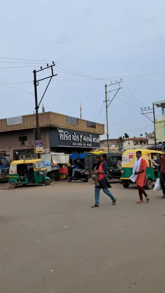 મોરબીમાં નવરાત્રી મહોત્સવની તૈયારીનો ધમધમાટ, ચોકે ચોકે સર્જયો સોળે શણગાર