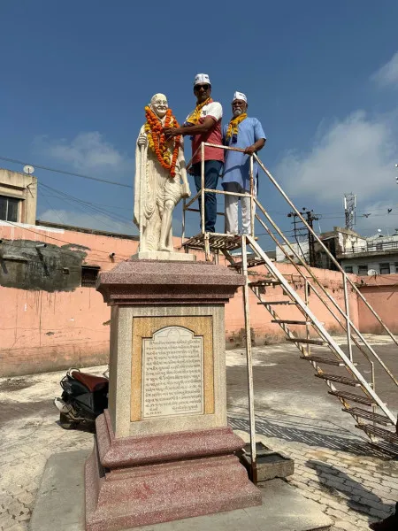 આમ આદમી પાર્ટી દ્વારા ગાંધીજીની પ્રતિમાને ફુલહાર અર્પણ કરાયા