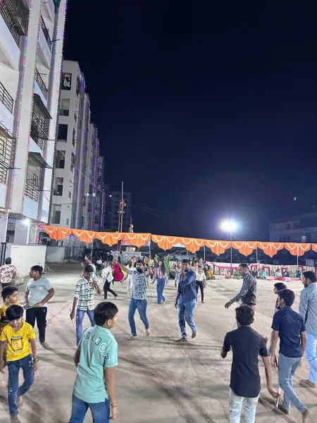 મોરબીમાં પહેલા નોરતે જ સર્વત્ર રાસ રમઝટ
