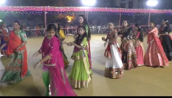 મોરબીમાં પોલીસ અને પત્રકારો સાથે ગરબે ઘૂમ્યા
