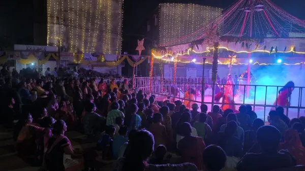 ન્યુ ગુજરાત હાઉસિંગ બોર્ડની ગરબીમાં આઠમે દિવસે દીકરીઓએ વિવિધ રાસ રજૂ કરીને સૌને દંગ કરી દીધા.
