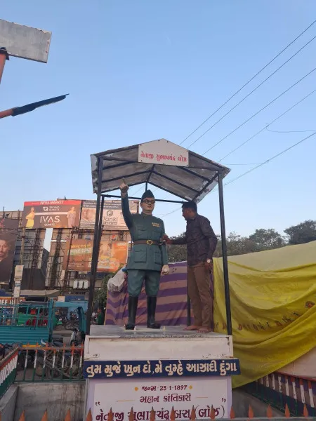 દિવાળી નિમિત્તે મહાનુભાવો ની પ્રતિમાની સફાઈ કરતું યંગ ઈન્ડિયા ગ્રુપ 