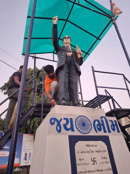 દિવાળી નિમિત્તે મહાનુભાવો ની પ્રતિમાની સફાઈ કરતું યંગ ઈન્ડિયા ગ્રુપ 