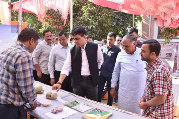 મોરબીમાં ચાલી રહેલા રવિ કૃષિ મહોત્સવની બીજા દિવસે મુલાકાત લેતા મંત્રી પ્રફુલ પાનસેરીયા