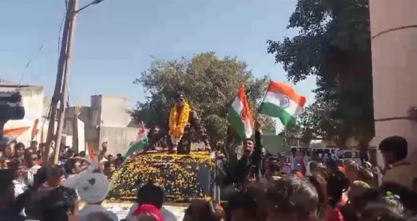 માળીયા મી તાલુકાના મોટાભેલા ગામ ના યુવાને આર્મીની ટ્રેનીંગ પુરી કરી વતન આવતા ભવ્ય સ્વાગત કરવામાં આવ્યું.
