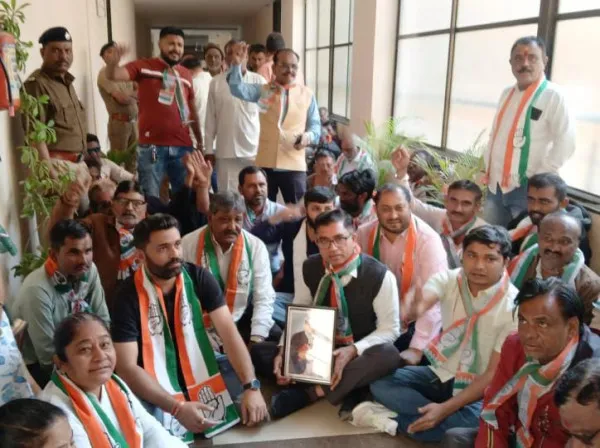 અમિત શાહ માફી માંગે તેવી માંગ સાથે મોરબી કોંગ્રેસે આવેદન આપ્યું 