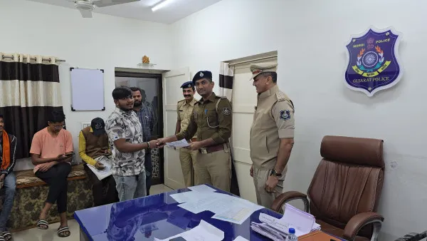 તેરા તુજકો અર્પણ : ખોવાયેલા 9 મોબાઈલ મૂળ માલિકોને અર્પણ કરતી હળવદ પોલીસ