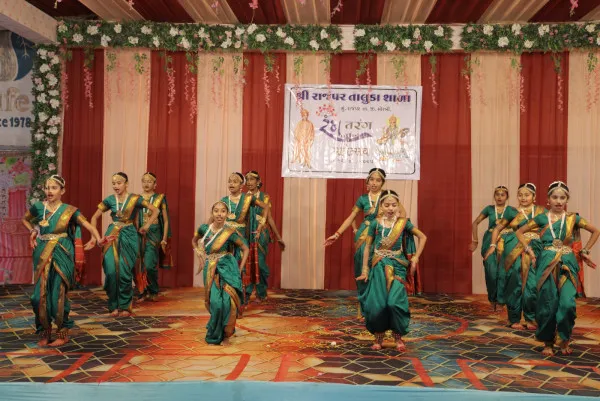 સ્વામી વિવેકાનંદ જન્મ જયંતી નિમિત્તે રાજપર તાલુકા શાળામાં રંગ તરંગ કાર્યક્રમનું આયોજન કરવામાં આવ્યું હતું.