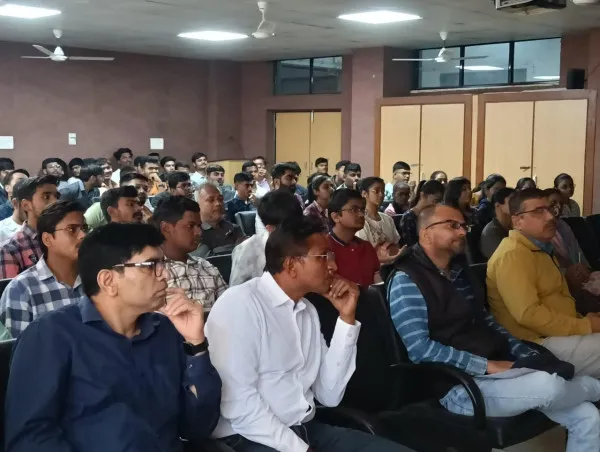 મોરબીની એલ.ઇ કોલેજમાં માર્ગ સલામતિ માસ અંતર્ગત જાગૃતિ કાર્યક્રમ યોજાયો

