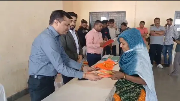 ગંદકી મુક્ત મોરબી અભિયાનને વેગવતું  બનાવાયું

મોરબી મહાપાલિકાના સફાઈ કર્મીઓને હેન્ડ કાર્ટ, રેડિયમ જેકેટ સહિતની વસ્તુઓનું વિતરણ

કચરો સળગાવવા બદલ દંડનીય કાર્યવાહી થશેઃ કમિશનર

