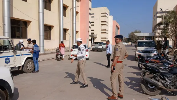 હેલ્મેટ ન પહેરનાર સરકારી કર્મચારીઓ દંડાયા હેલ્મેટ પહેરનારને ગુલાબ આપી સન્માનિત કરાયા
