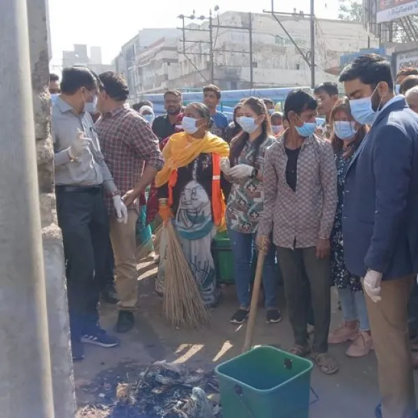 મોરબીની ભરચકક બજારમાં સફાઇ કરી ગેરકાયદે દબાણો હટાવાયા

લારી- ગલ્લાવાળાને હટાવાયા, નડતરરૂપ ઓટા તોડી નખાયા 