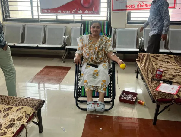 માર્ગ સલામતી કેમ્પેઇન અંતર્ગત એ.આર.ટી.ઓ દ્વારા બ્લડ ડોનેશન કેમ્પ યોજાયો.