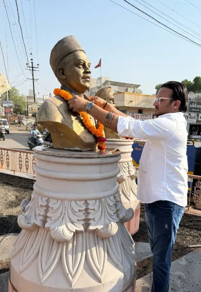આજે 23 માર્ચ શહીદ દિવસ નિમિત્તે અજયભાઈ લોરીયા દ્વારા શહીદોની પ્રતિમાઓની સફાઈ કરવામાં આવી. 
