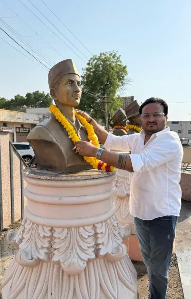 આજે 23 માર્ચ શહીદ દિવસ નિમિત્તે અજયભાઈ લોરીયા દ્વારા શહીદોની પ્રતિમાઓની સફાઈ કરવામાં આવી. 
