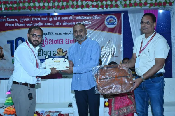 મોરબીના શિક્ષકે ગીર સોમનાથ ખાતે રાજ્ય કક્ષાના એજ્યુકેશનલ ઈનોવેશન ફેરમાં વિજ્ઞાનની કૃતિ રજૂ કરી