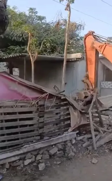 મોરબીના રીલીફનગરમાં રસ્તાની વચ્ચે ખડકાયેલા ગયેલા દબાણો હટાવાયા
