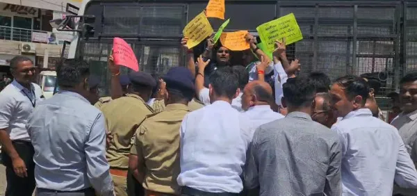 મોરબીમાં સીએમના આગમન પહેલા આપ અને કોંગ્રેસના નેતાઓ નજરકેદ બાદમાં અટકાયત