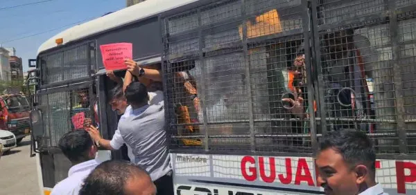 મોરબીમાં સીએમના આગમન પહેલા આપ અને કોંગ્રેસના નેતાઓ નજરકેદ બાદમાં અટકાયત