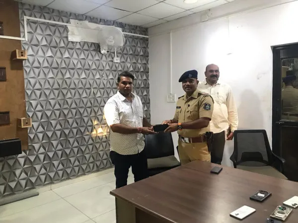 તેરા તુઝકો અર્પણ : મોરબીમાં ખોવાયેલા 41 મોબાઈલ શોધી પરત કરતી એ ડિવિઝન પોલીસ