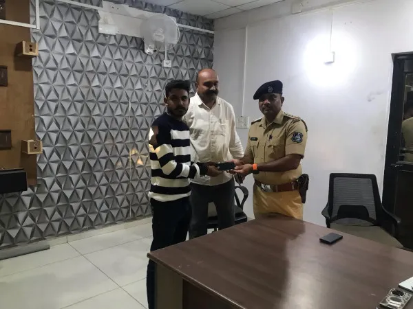 તેરા તુઝકો અર્પણ : મોરબીમાં ખોવાયેલા 41 મોબાઈલ શોધી પરત કરતી એ ડિવિઝન પોલીસ
