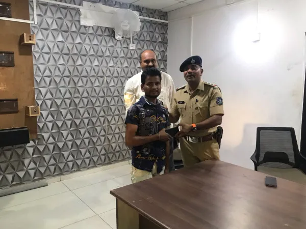 તેરા તુઝકો અર્પણ : મોરબીમાં ખોવાયેલા 41 મોબાઈલ શોધી પરત કરતી એ ડિવિઝન પોલીસ