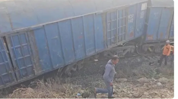 વાંકાનેરના ધમલપર ગામની ફાટક પાસે માલગાડીના ડબ્બા ટ્રેક ઉપરથી ખડી ગયા